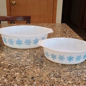 Vintage Pyrex white with blue snowflakes  2 1/2 qt and 1 1/2 qt oval